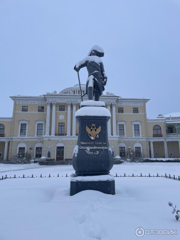 Памятник Павлу и Павловский дворец