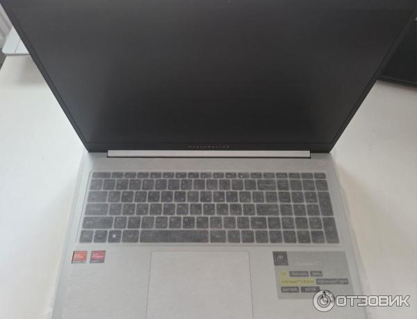 Открытый ноутбук, сразу после распаковки