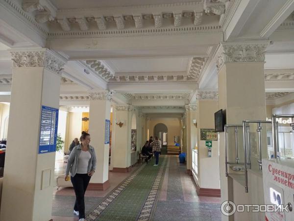 Первый этаж первого корпуса, справа бювет