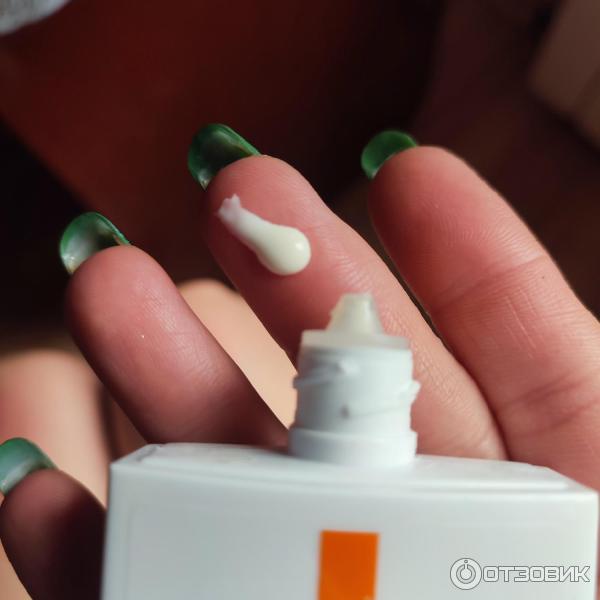 Цвет и консистенция Anthelios UVAIR Легкий солнцезащитный флюид для лица SPF50