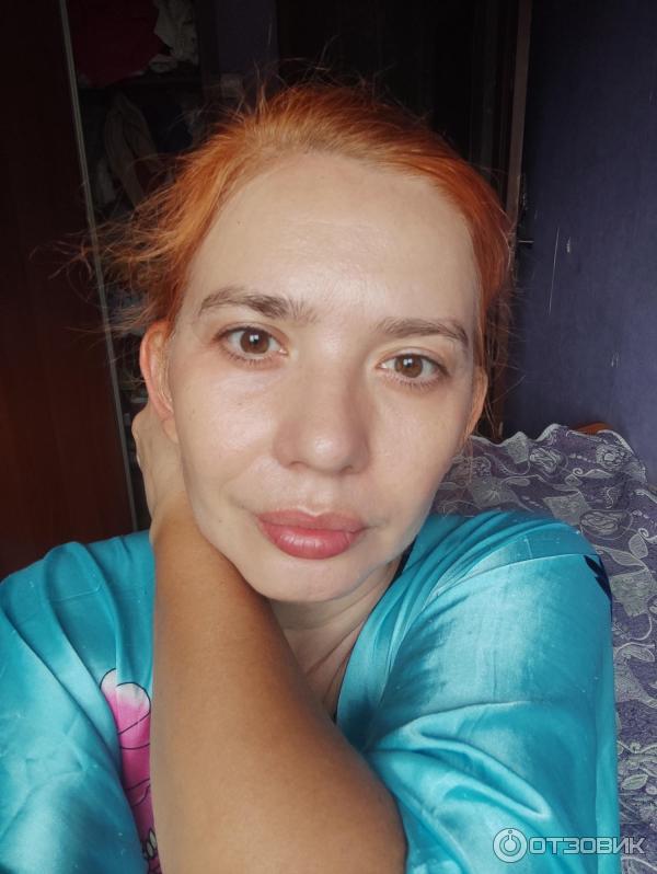 Мое лицо на фоне моей руки по контрасту загара.